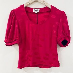 Rouje fuschia lipstick print top